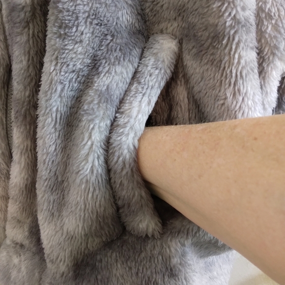 Size Large Old Navy Fluffy Jacket Full Zipper 2 Pockets Grey - Picture 3 of 9